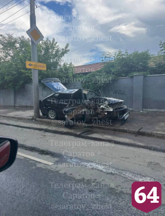 «Ладу» смяло в столкновении со столбом на Чернышевского